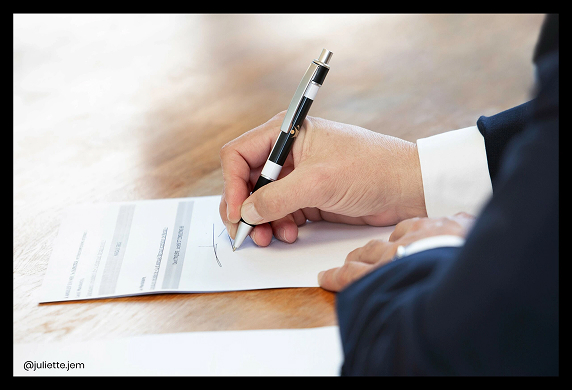 Signature de contrat chez DT Consulting, courtier en immobilier à Perpignan